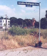 Blumen für die groe Fadista am nach ihr benannten Amália-Rodrigues-Weg