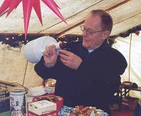 Pastor Laitenberger mit <i>garrafão</i> auf dem Weihnachtsmarkt in Aumühle am 1. Advent 2006