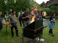 Beim Anfeuern des Grills